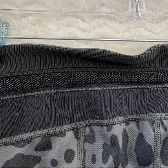 Lululemon Black Grey Just Breathe Crop Capri Leopard Print Leggings Womens 4 - Picture 11 of 16
